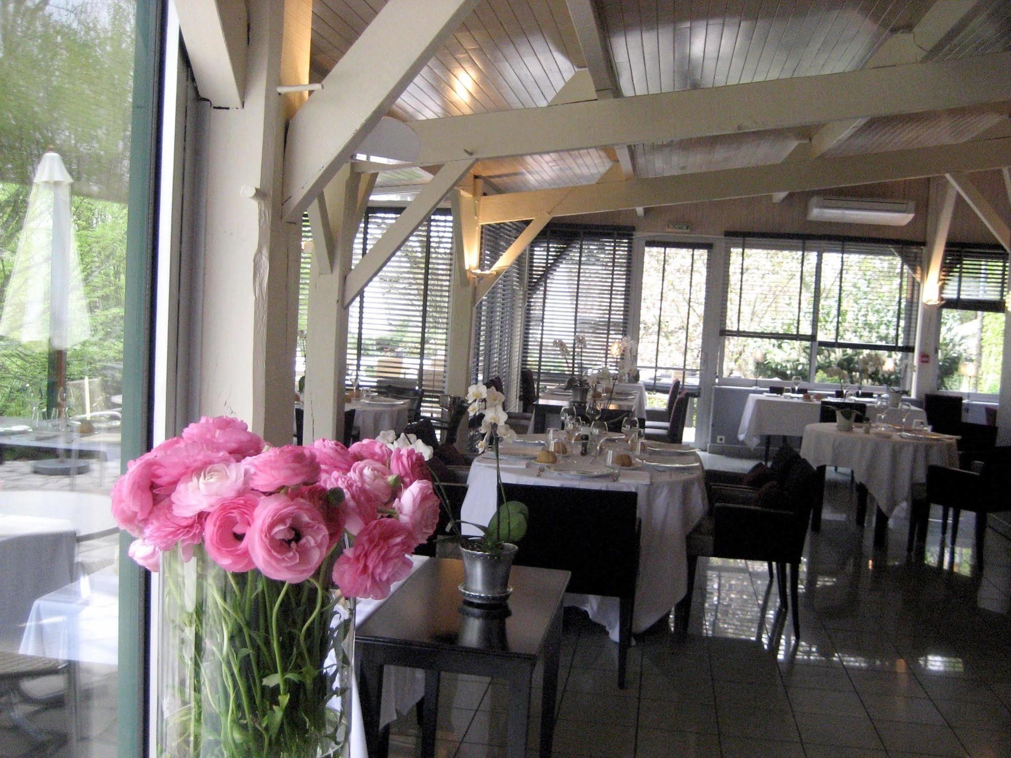 Logis Hotel - Restaurant Le Relais De Comodoliac Saint-Junien Exterior foto